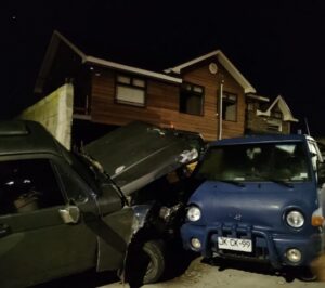 Ebrio al volante y sin licencia chocó cinco autos y la reja de una vivienda