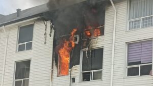 Incendio afectó a 3 departamentos en Archipiélago de Chiloé y dejó 9 damnificados
