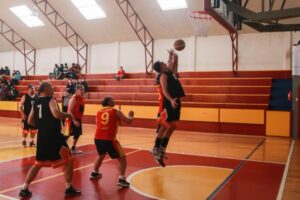 Punto a punto se juega el campeonato de básquetbol de “Tanteo” del Club Deportivo Español