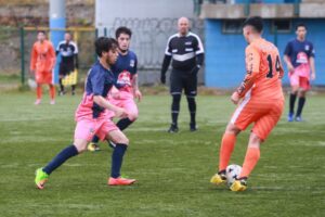 A pesar del frío y la lluvia el balón no dejó de rodar en la liguilla de la Asociación 18
