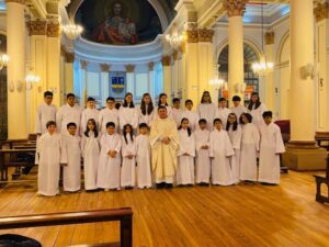25 niños recibieron ayer su Primera Comunión en la Iglesia Catedral