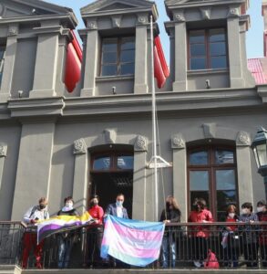 Gobernación Regional izó ayer la bandera trans