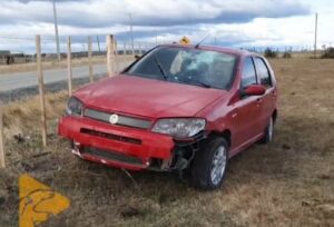 Conductor y acompañantes se fugan tras accidente