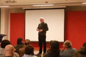 Destacado economista argentino realizó charla de Economía