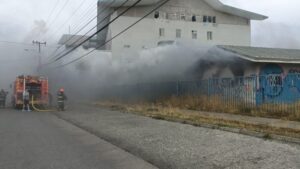 Bomberos rescata a hombre tras incendio