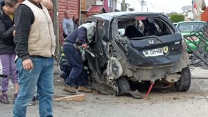 Conductor atrapado luego de chocar contra dos cercos de viviendas