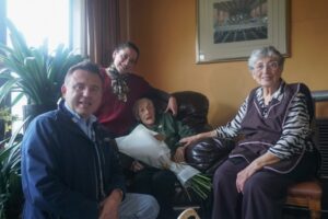 Reconocen a madre centenaria de Punta Arenas en su día