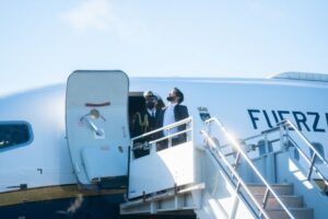 Presidente Gabriel Boric llegó a Punta Arenas e inica su segunda visita a regiones