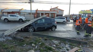 Conductor lesionado luego de estrellarse contra poste
