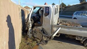 Conductor chocó su camión e intentó fugarse