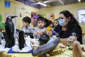 Celebran Semana de la Familia con presentación de aves con materiales reciclados