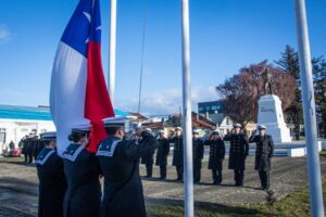 Izamiento de pabellón nacional y desfile dominical a cargo de la Tercera Zona Naval