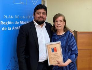 Seremi de Educación reconoce a destacada docente magallánica