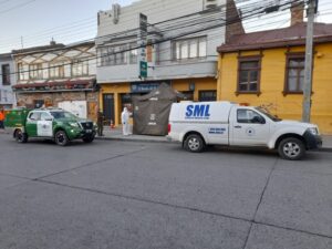 Hallan a hombre sin vida en calle Errázuriz