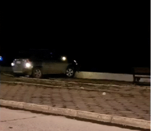Vehículo casi cae al mar tras accidente en Puerto Natales