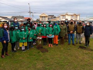 Conaf realiza plantación simbólica de árboles en Escuela Villa Las Nieves