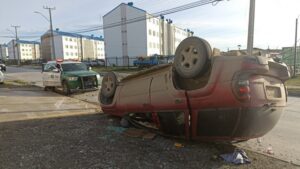 Evitó atropellar un perro y terminó volcando su auto