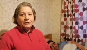 Vecina clama por ayuda para adulto mayor que espera cambio de prótesis en su rodilla