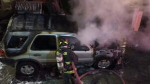 Incendio devora a vehículo estacionado en población Fitz Roy