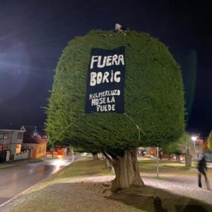 Intervienen icónico árbol de campaña  con mensaje