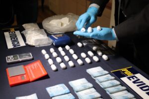 Encarcelan a colombiano tras hallazgo de 1,3 kilos de cocaína en su casa