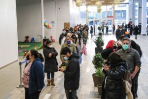 Largas filas en vacunatorios a menos de 24 horas del bloqueo del pase de movilidad