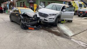 Violento accidente en el Barrio Croata dejó a tres personas lesionadas