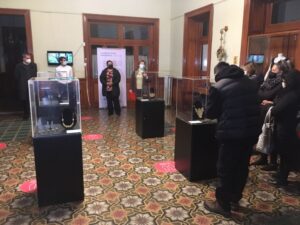 Reconocida creadora yagán expone muestra de arte y orfebrería en el Museo Regional de Magallanes