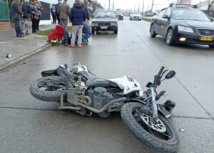 Motociclista resultó lesionado tras colisionar con vehículo