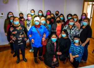 Delegación Antártica Chilena otorga desayuno a madres de Isla Navarino