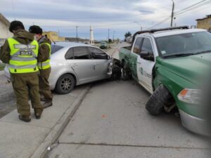 Auto sin chofer chocó contra camioneta de Carabineros