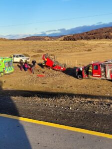 Conductor quedó atrapado en volcamiento en la ruta