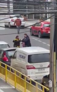 Captan pelea entre tarjetero y un hombre en pleno centro