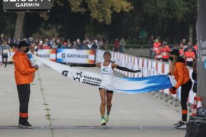 Deportista magallánica Danica Kusanovic se consagra campeona en la categoría femenina en el Maratón de Santiago