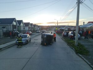 Conductor volcó su auto y se dio a la fuga