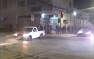 SIP de Carabineros realiza diligencias para dar con chofer de camioneta que derrapó en el centro