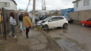 Formalizan a conductora que se estrelló contra poste