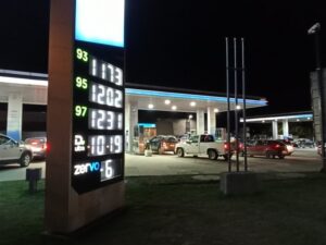 Inédita alza de 12 pesos afectará hoy a combustibles