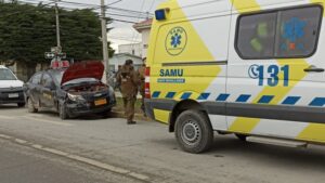 Colisión entre taxi colectivo y vehículo particular deja un lesionado