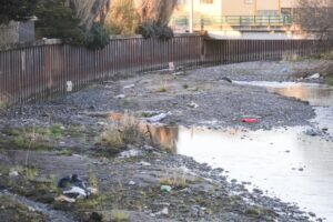 Municipio llama a no botar basura en el Río de las Minas ante complejidad de limpiarlo en invierno