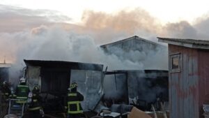 Incendio devora taller de mueblería y dos viviendas en Barrio 18 de Septiembre