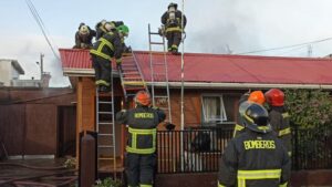 Incendio afectó entretecho de vivienda y dejó tres damnificados en Población Juan Williams