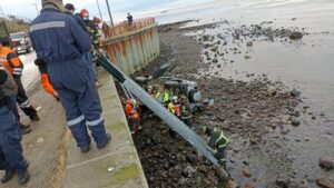 Auto desbarrancó y cayó al Estrecho de Magallanes