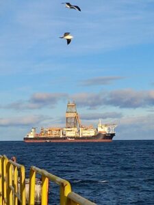 Moderno buque en el Estrecho de Magallanes