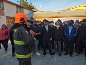 Liceo Industrial de Punta Arenas celebró sus 82 años con la visita de la “Bomba España”