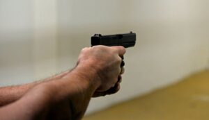 Arresto domiciliario para sujeto que amenazó y disparó contra su vecino