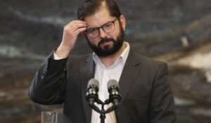 Aprobación de Gabriel Boric cae 8,5 puntos y llega al 24,3%