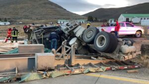 Camionero grave luego de quedar atrapado en violento volcamiento