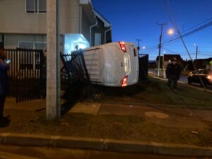 Violento accidente: furgón terminó volcado e impactando contra reja de vivienda