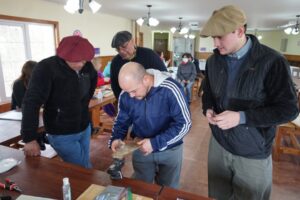 Cerca de veinte vecinos de Río Verde participaron en taller de artesanía en cuero